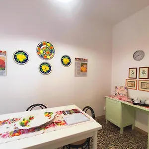 lovely-balcony-san-gimignano-apartments.it-tuscanyhotel.com/